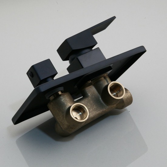 Achterzijde zwarte inbouw regendouche