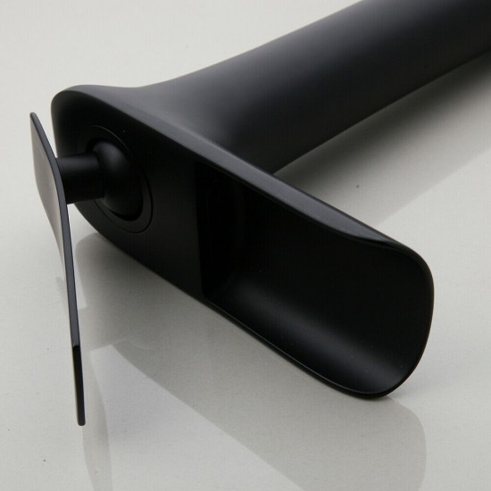 Brede uitloop hoge zwarte watervalkraan