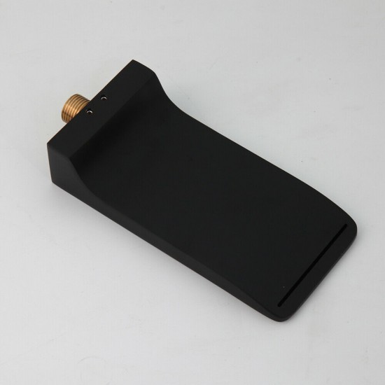 Brede uitloop zwarte watervalkraan badkraan