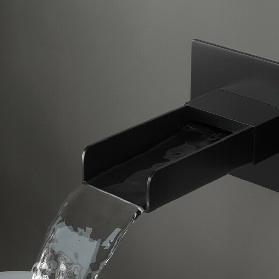 Brede zwarte waterval uitloop