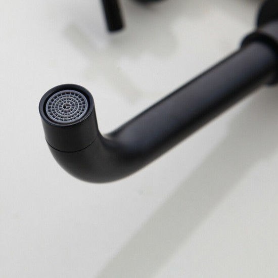 Close up van de zwarte tuit bad kraan