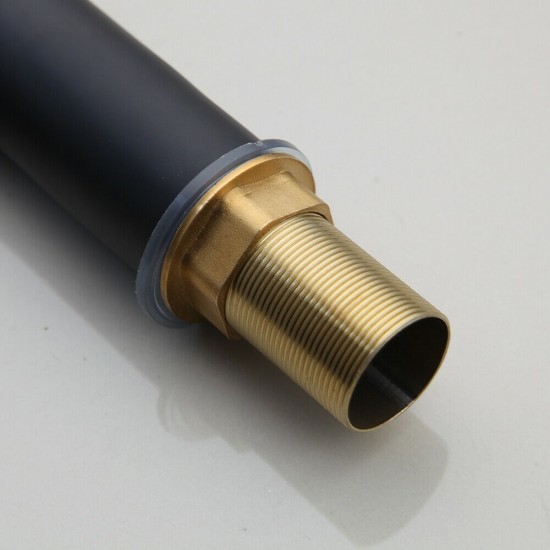 Draadbuis van zwarte kraan