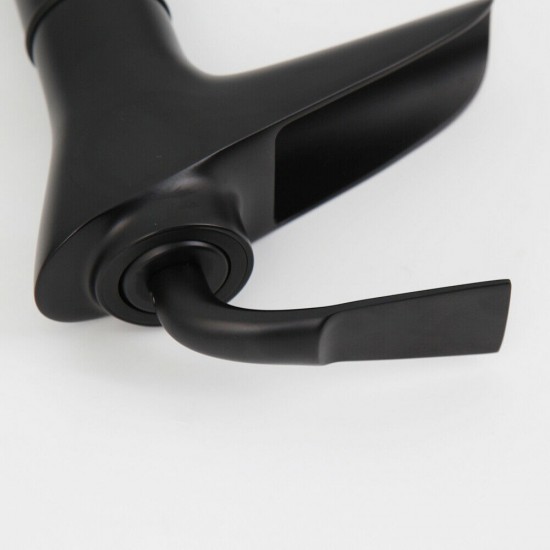 Elegante zwarte waterval mengkraan