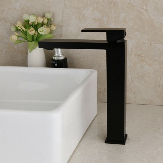 Hoge zwarte wastafelkraan