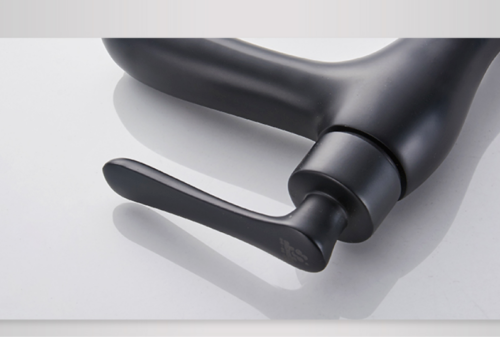 Mat zwarte wastafel kraan