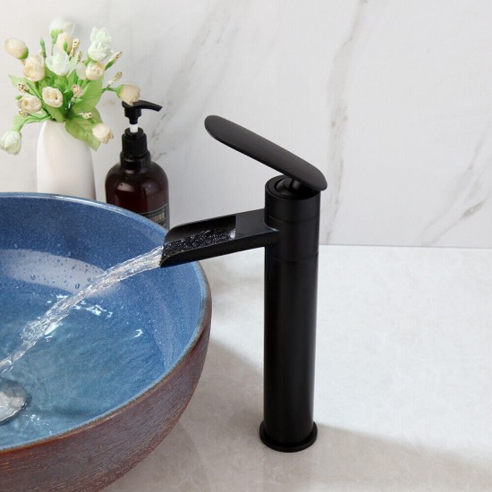 Mooie zwarte watervalkraan mengkraan