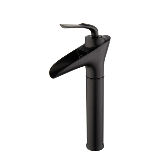 Zwarte fraaie waterval mengkraan