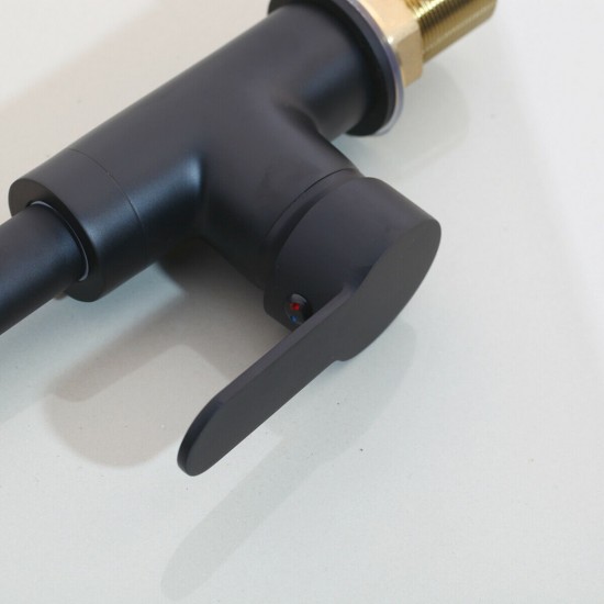 Zwarte hendel voor warm en koud