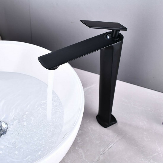 Zwarte hoge kraan modern