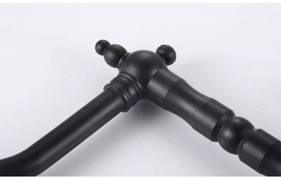 Zwarte landelijke keuken kraan