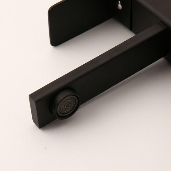 Zwarte uitloop wastafelkraan